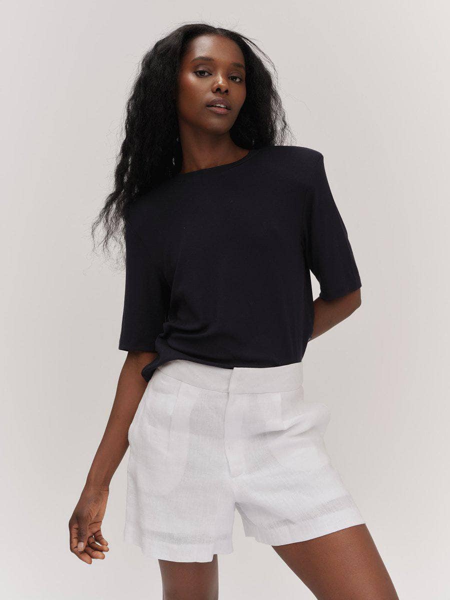 Ella & il hvit shorts - på modell