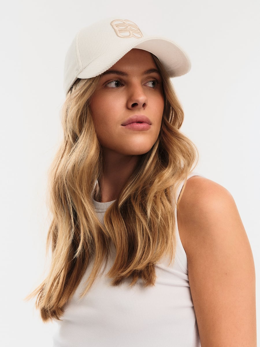 Ella &amp; il hvit tilbehør caps - på modell forfra