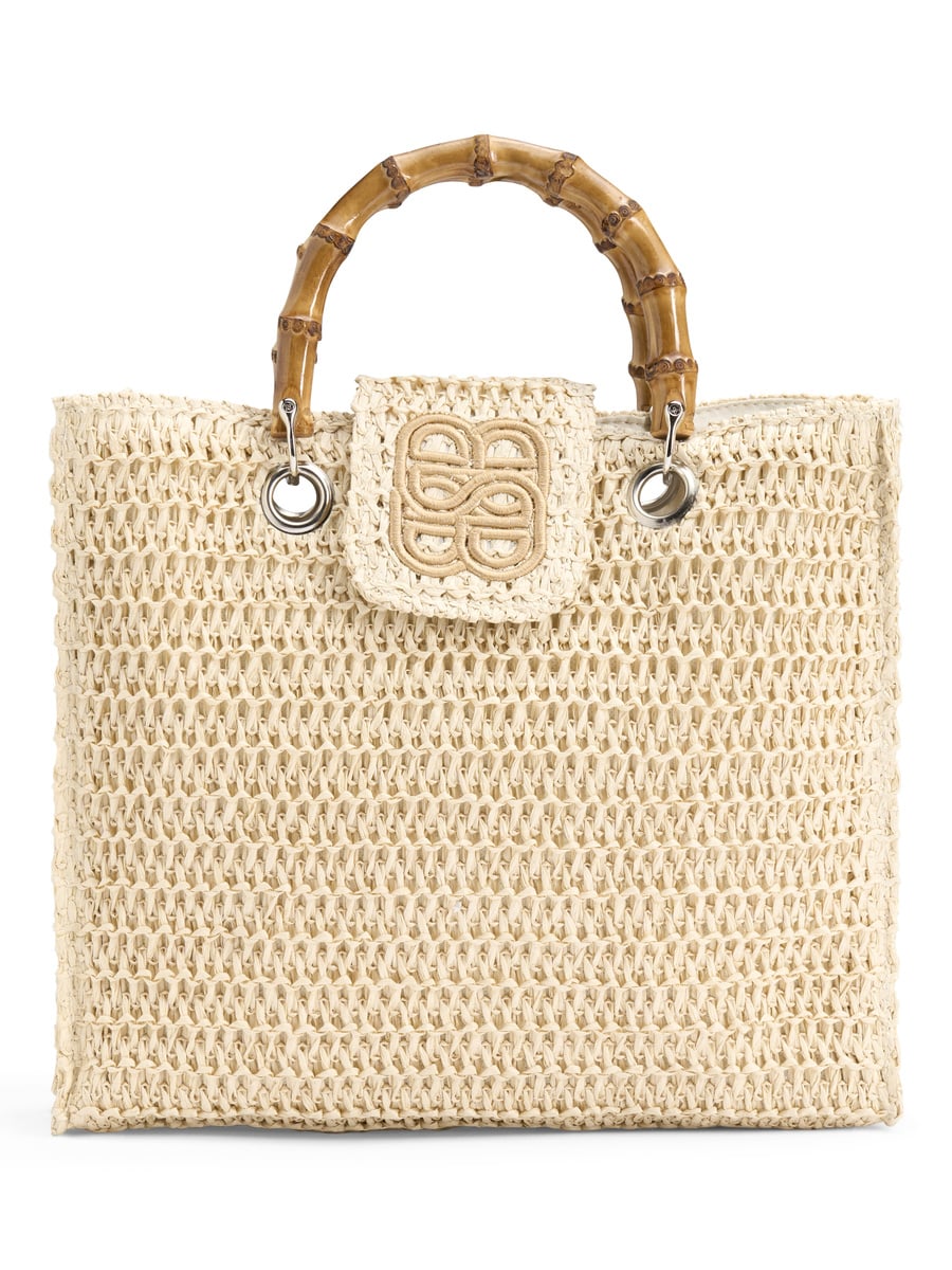 Beige strå-veske med bambus-håndtak og brodert logo, frontsett på hvit bakgrunn