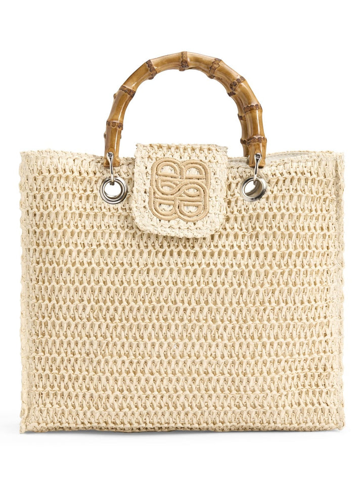 Beige strå-veske med bambus-håndtak og brodert logo, frontsett på hvit bakgrunn