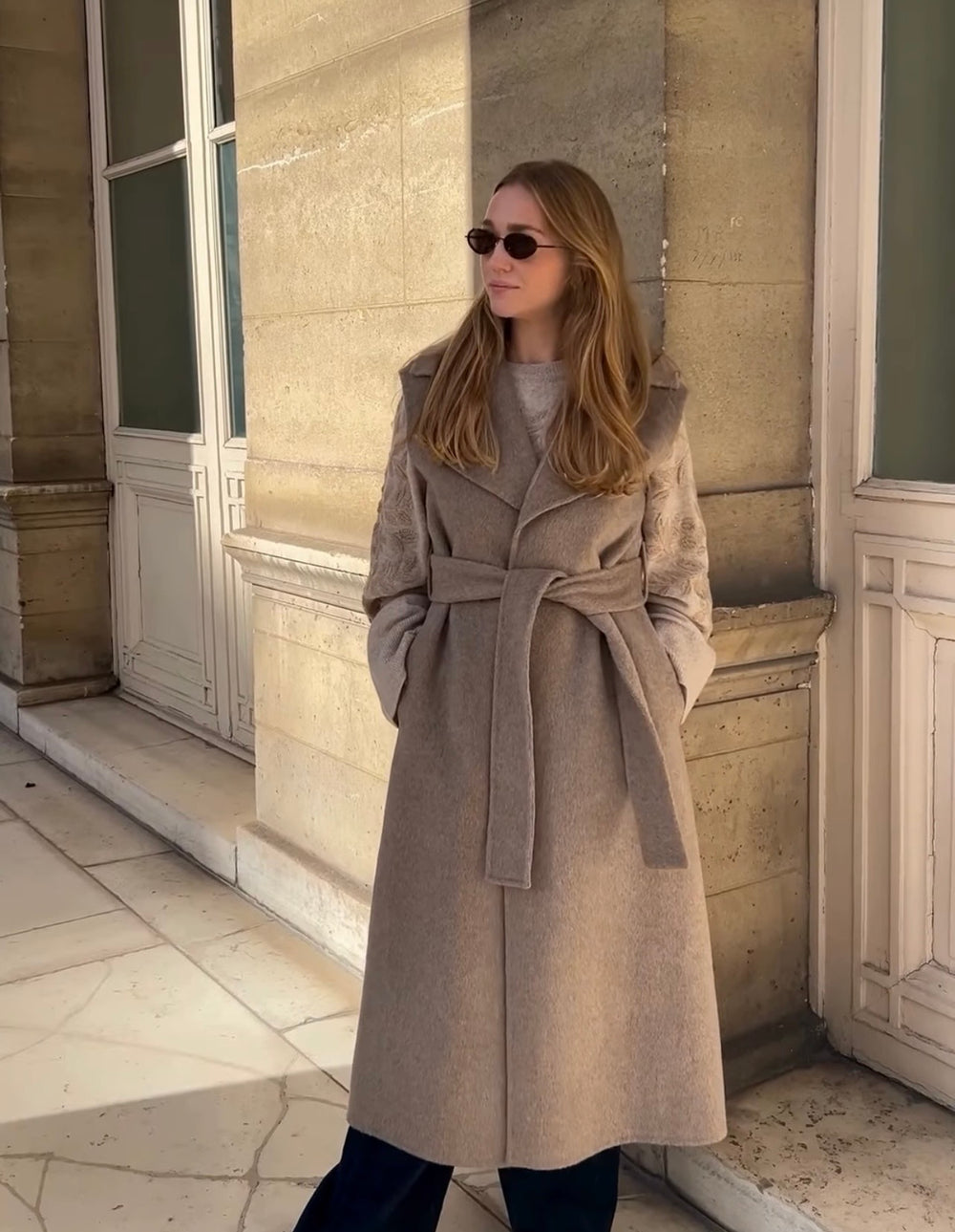 Ella & il beige vest - på modell forfra