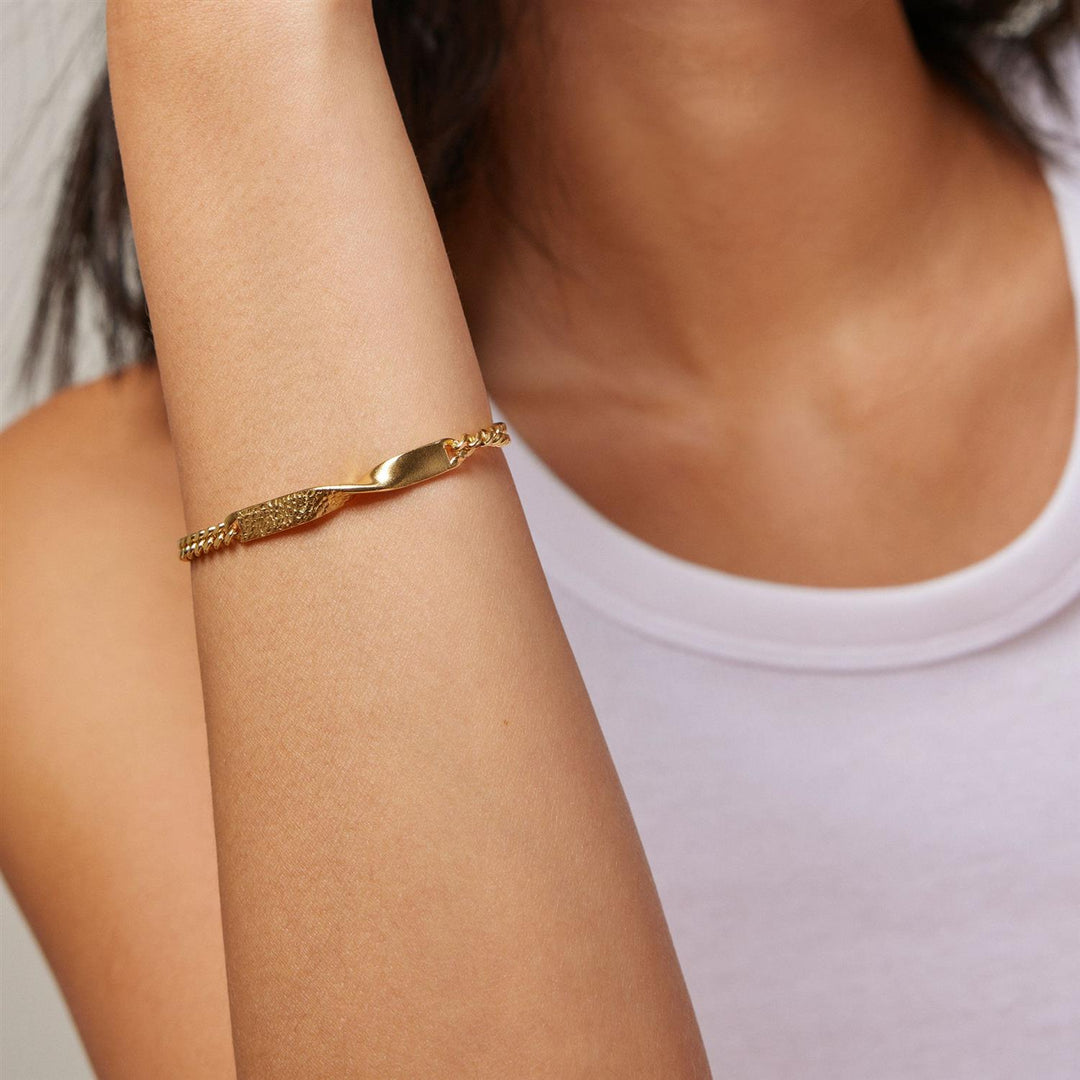 ENAMEL gull smykker armbånd - på modell forfra