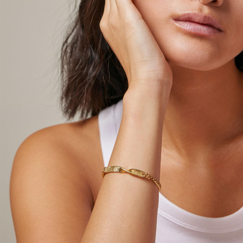 ENAMEL gull smykker armbånd - på modell forfra