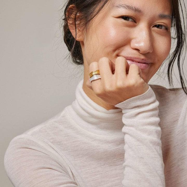 ENAMEL gull og sølv smykker ring - på modell