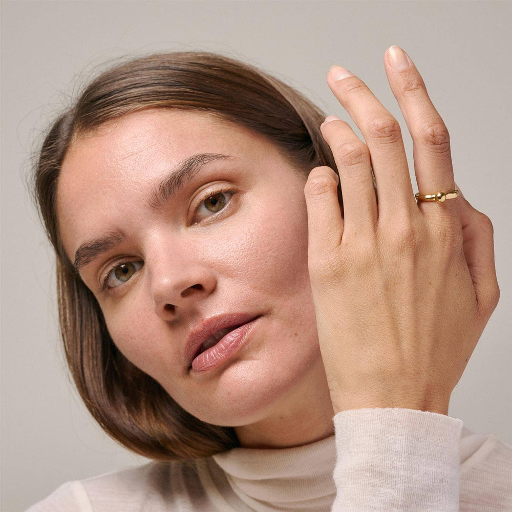 ENAMEL gull smykker ring - på modell