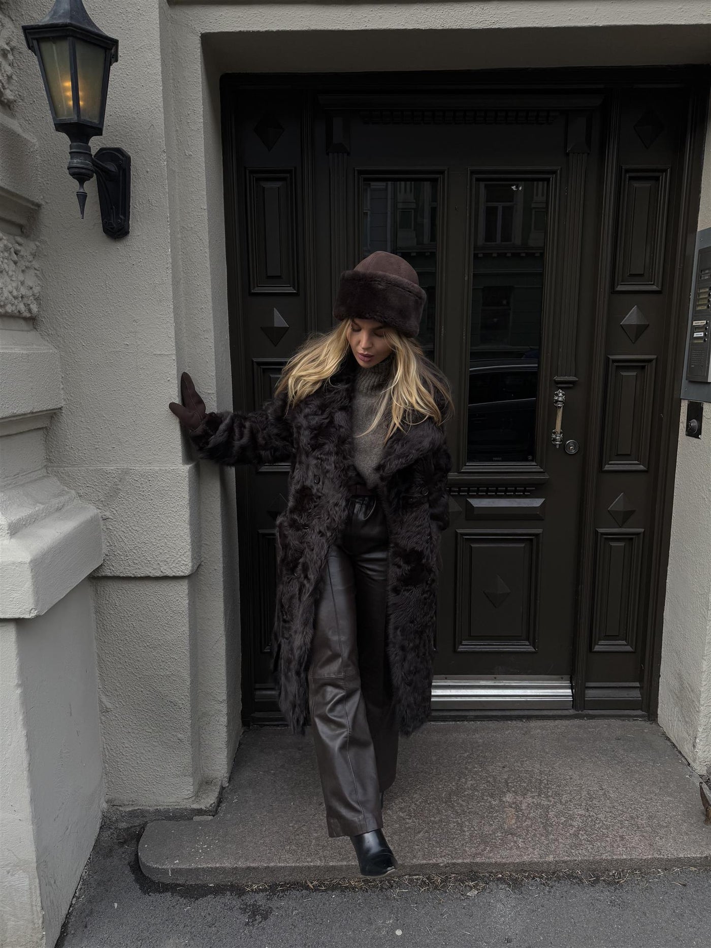 Leather Pant, Brown fra DEAR DHARMA hos Tråkk Inn