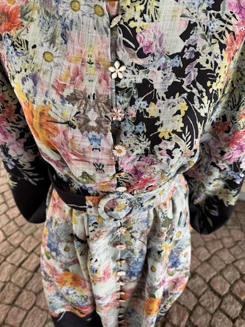 Iris kjole, Sort m/blomster fra From Paris With Love - bilde 2