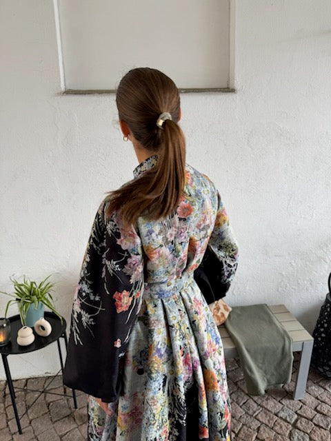 Iris kjole, Sort m/blomster fra From Paris With Love - bilde 4