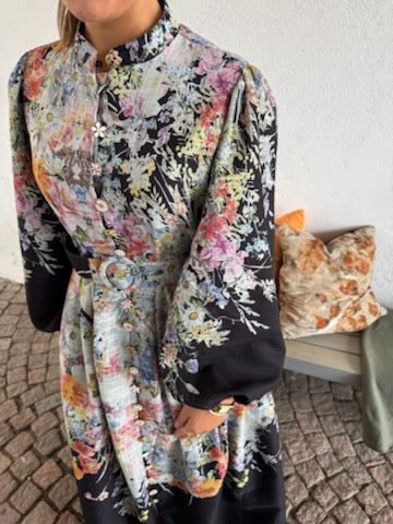 Iris kjole, Sort m/blomster fra From Paris With Love - bilde 3