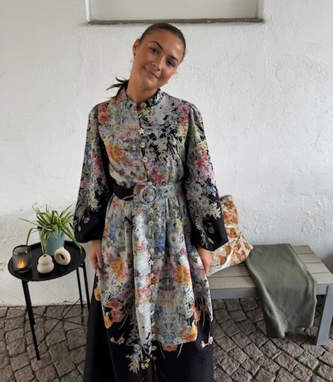 Iris kjole, Sort m/blomster fra From Paris With Love hos Tråkk Inn