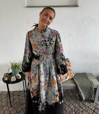 Iris kjole, Sort m/blomster fra From Paris With Love hos Tråkk Inn