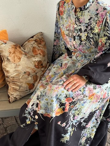 Iris kjole, Sort m/blomster fra From Paris With Love - bilde 6