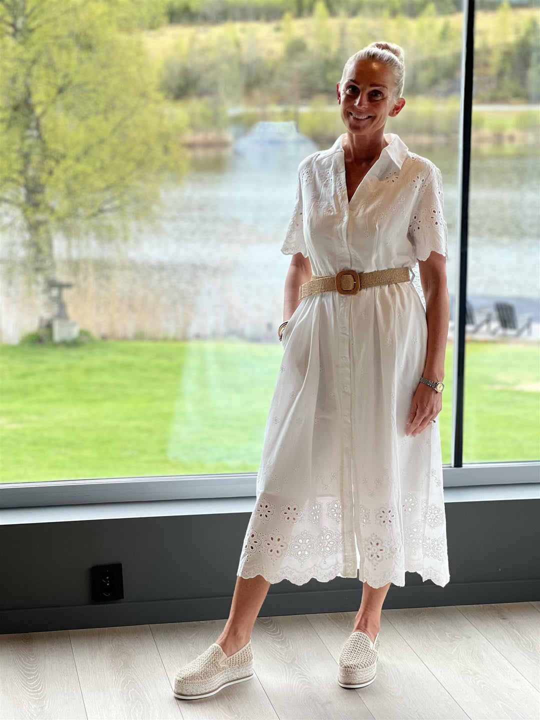 From Paris With Love hvit kjole v-hals - på modell forfra