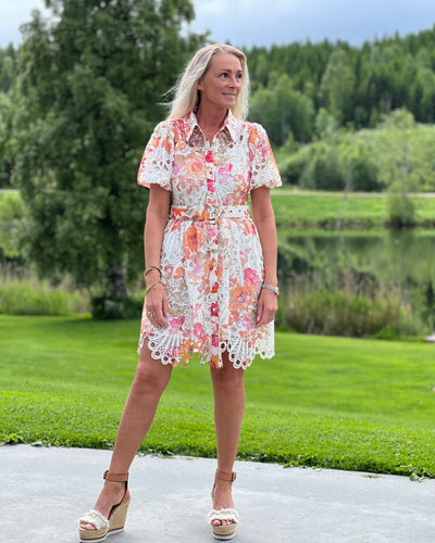 Oransje kjole m/ hullmønster