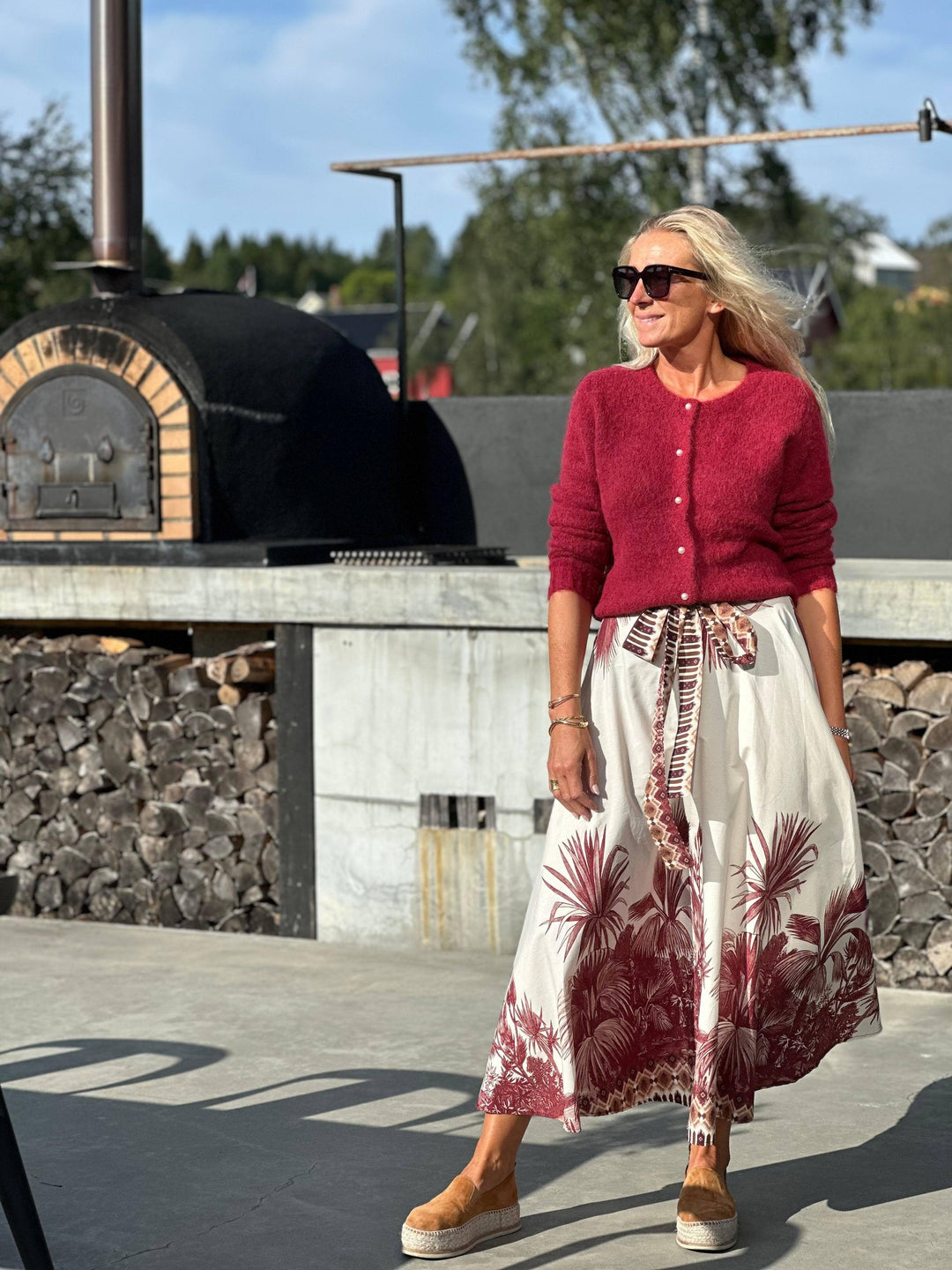 From Paris With Love hvit skjørt med bordeaux mønster - på modell