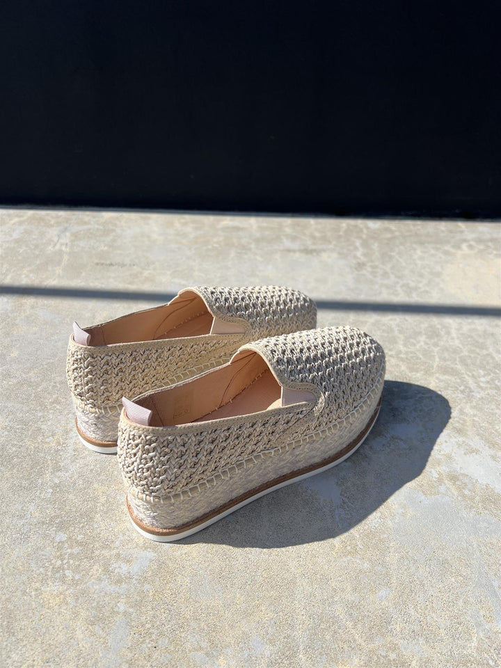 Espadriller med heklet overside og platåsåle, bakvinkel på steingulv i sollys