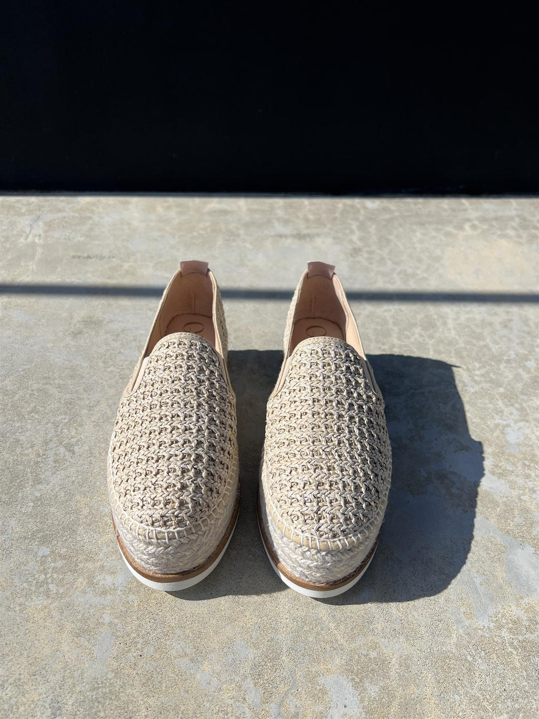 Frontsett av heklede espadriller med platåsåle og jutefletting, flat lay i sollys på steintrapp