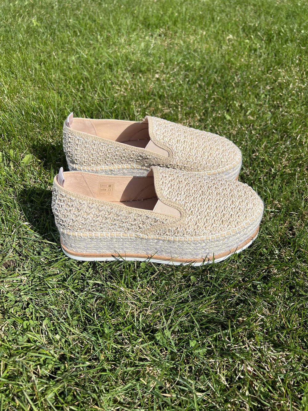 Sahara espadrillos med heklet overside og platåsåle, sidevinkel på gressbakgrunn i sollys