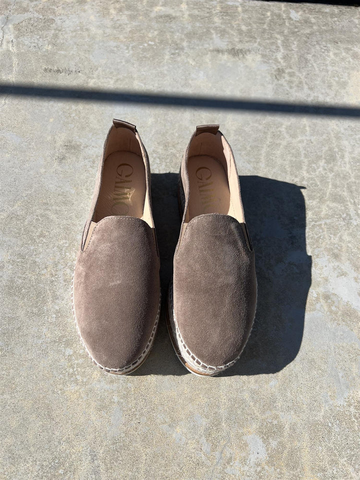 Taupe espadrilles med semsket overdel og jute-såle, ovenfra på betongunderlag i sollys