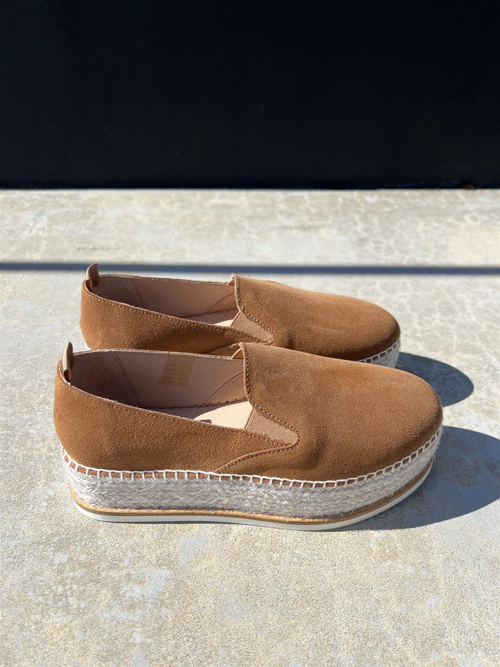 Brune espadrille slip-on sko med jute-såle, sidevinkel på lys steinflate i sollys