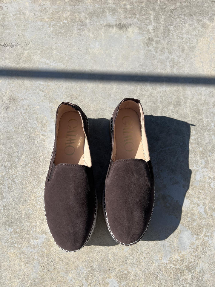 Chokoladebrun espadrille slip-on sko med jutetau og platåsåle, ovenfra på betongunderlag