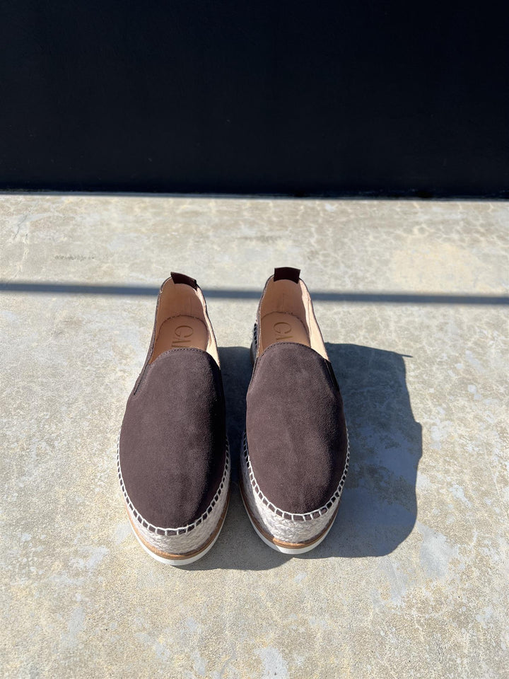 Chokoladebrun espadrille slip-on sko med platåsåle og jutetau, frontsett på steingulv i sollys