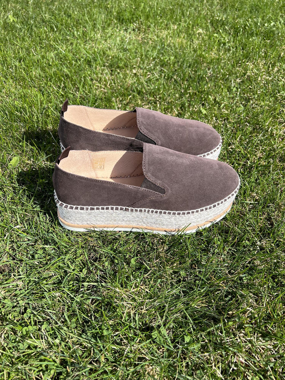 Chokoladebrun espadrille slip-on sko med platåsåle i jute, sidevinkel på gressbakgrunn