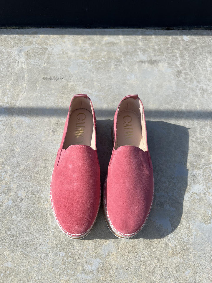 Korallrosa espadrilles med jutefletting og hvit platåsåle, ovenfra på betongbakgrunn i sollys