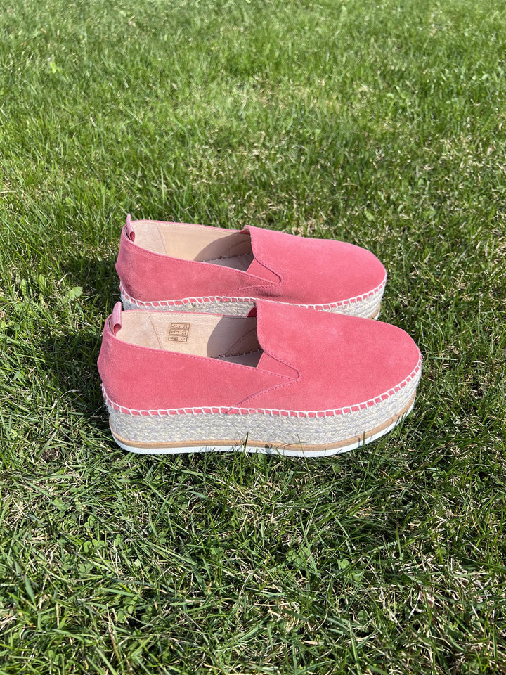 Korall espadrille slip-on sko med platåsåle og jutefletting, sidevinkel på gressbakgrunn