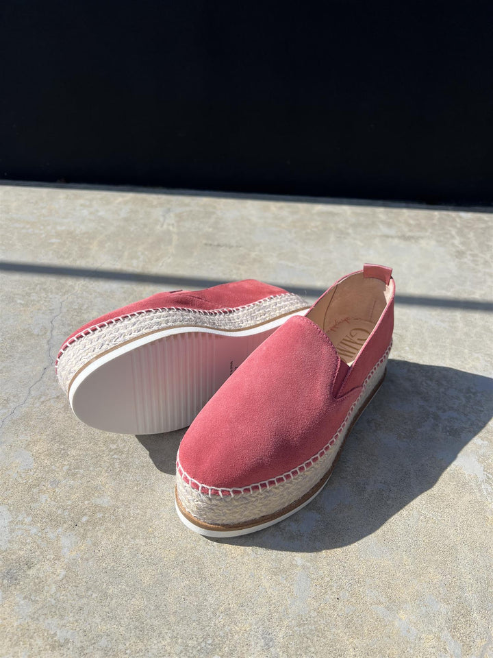 Korallrosa espadrilles med platåsåle og jutefletting, sidevinkel på betonggulv i sollys