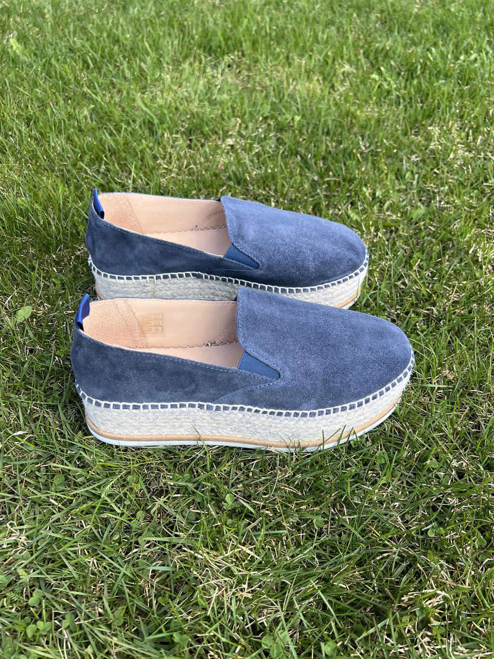 Mørkeblå espadrille slip-on sko med platåsåle i jute, sidevinkel på gressbakgrunn