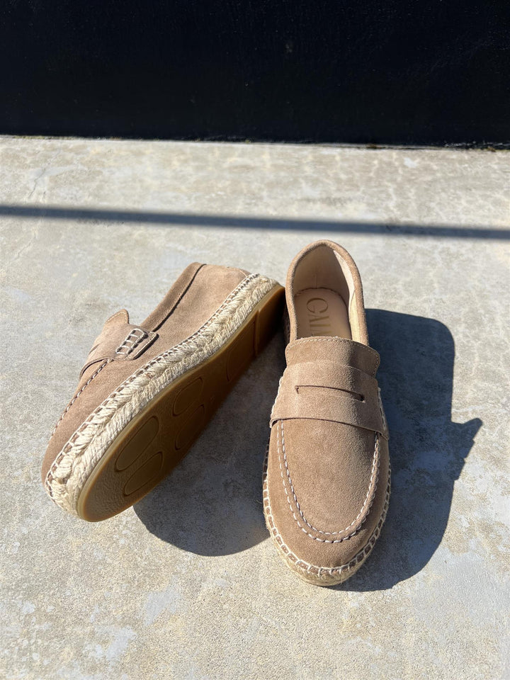 Cuoio loafers med penny-rem og jute-såle, ovenfra på betongflate i sollys