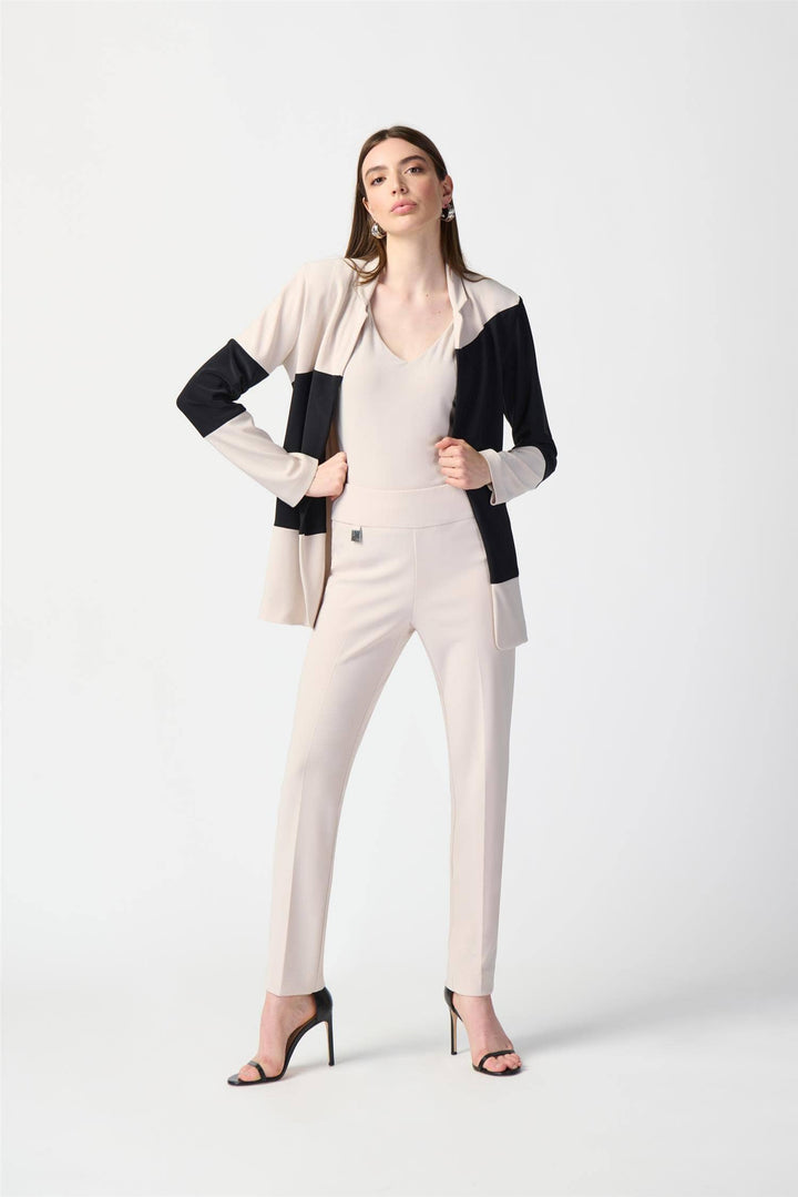 Moonstone bukser med rett ben og skjult lukking, helfigur frontsett på modell med blazer
