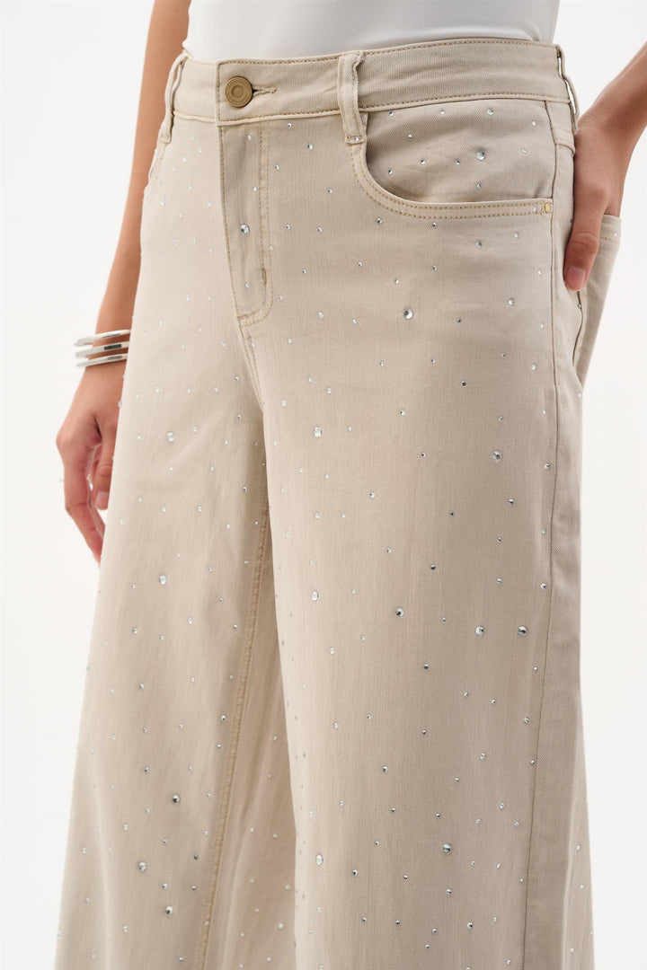 Joseph Ribkoff beige bukse - på modell forfra