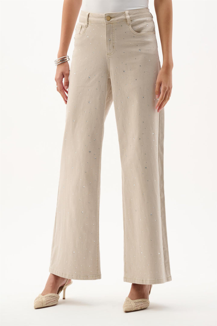 Joseph Ribkoff beige bukse - på modell forfra