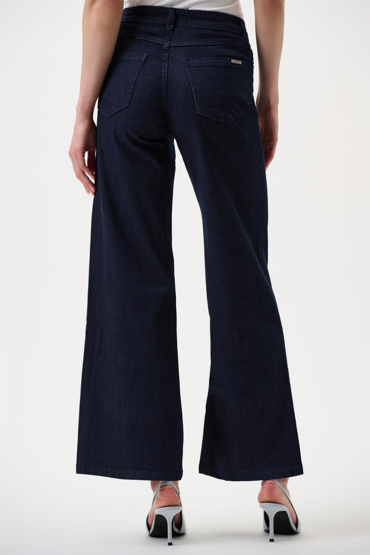 Joseph Ribkoff mørk indigoblå bukse jeans - på modell bakfra