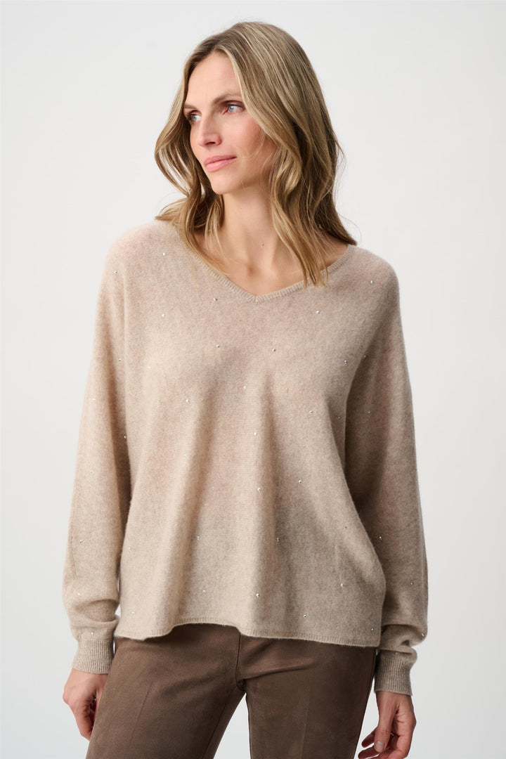 Joseph Ribkoff havregryn melange genser v-hals - på modell forfra