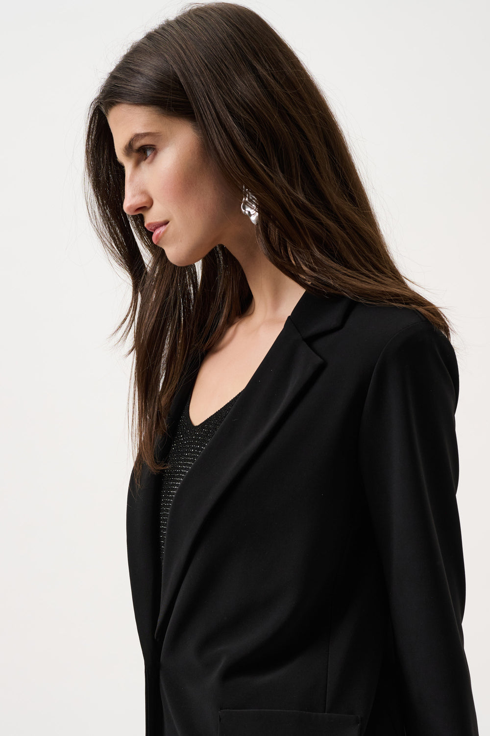 Joseph Ribkoff svart jakke blazer - på modell fra siden