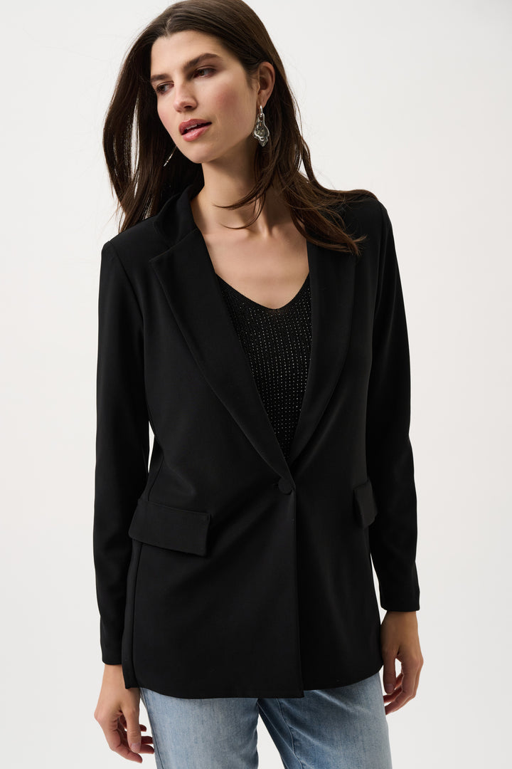 Joseph Ribkoff svart jakke blazer - på modell forfra