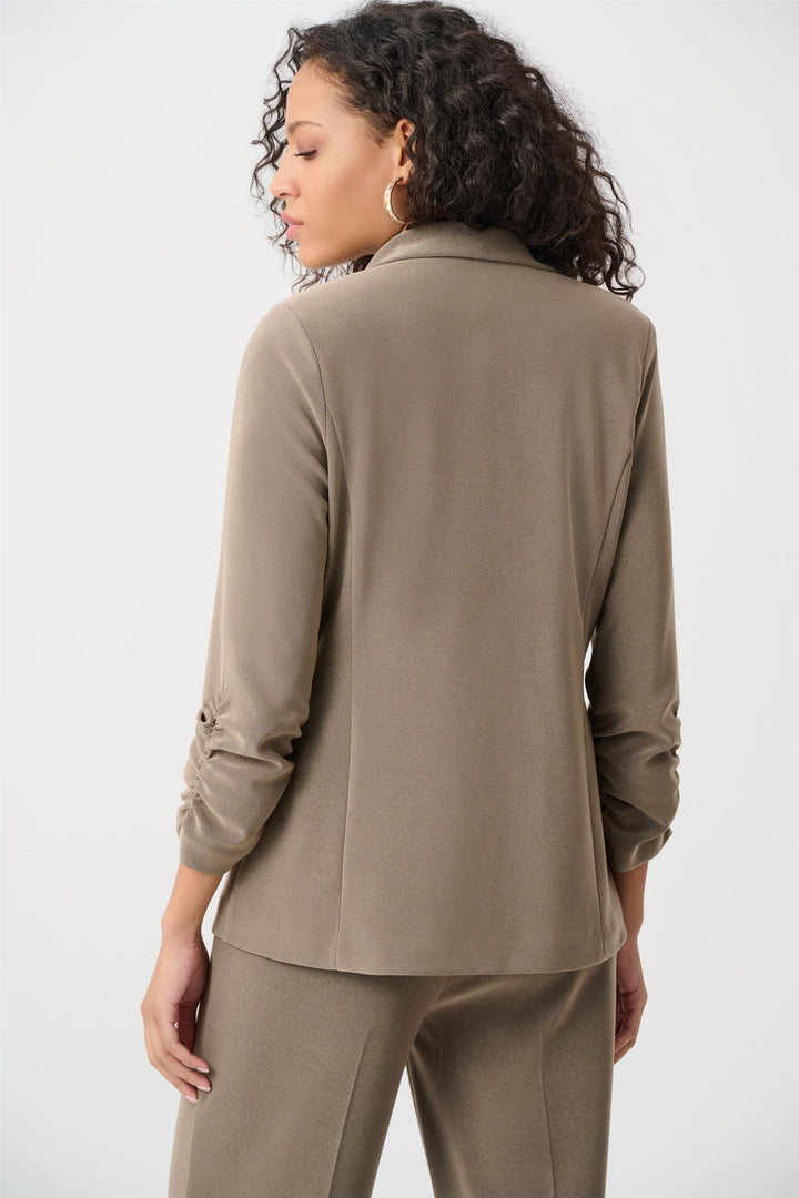 Joseph Ribkoff taupe jakke blazer - på modell bakfra