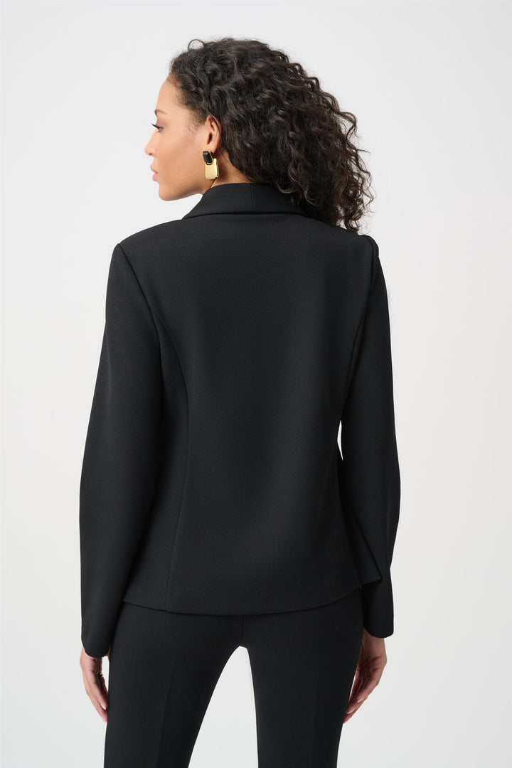 Joseph Ribkoff svart jakke blazer - på modell bakfra