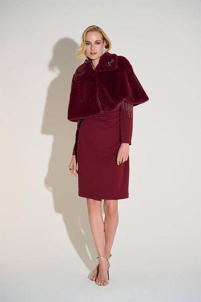 Signature | Faux Fur Cape with Crystal Brooch, Merlot fra Joseph Ribkoff - bilde 3