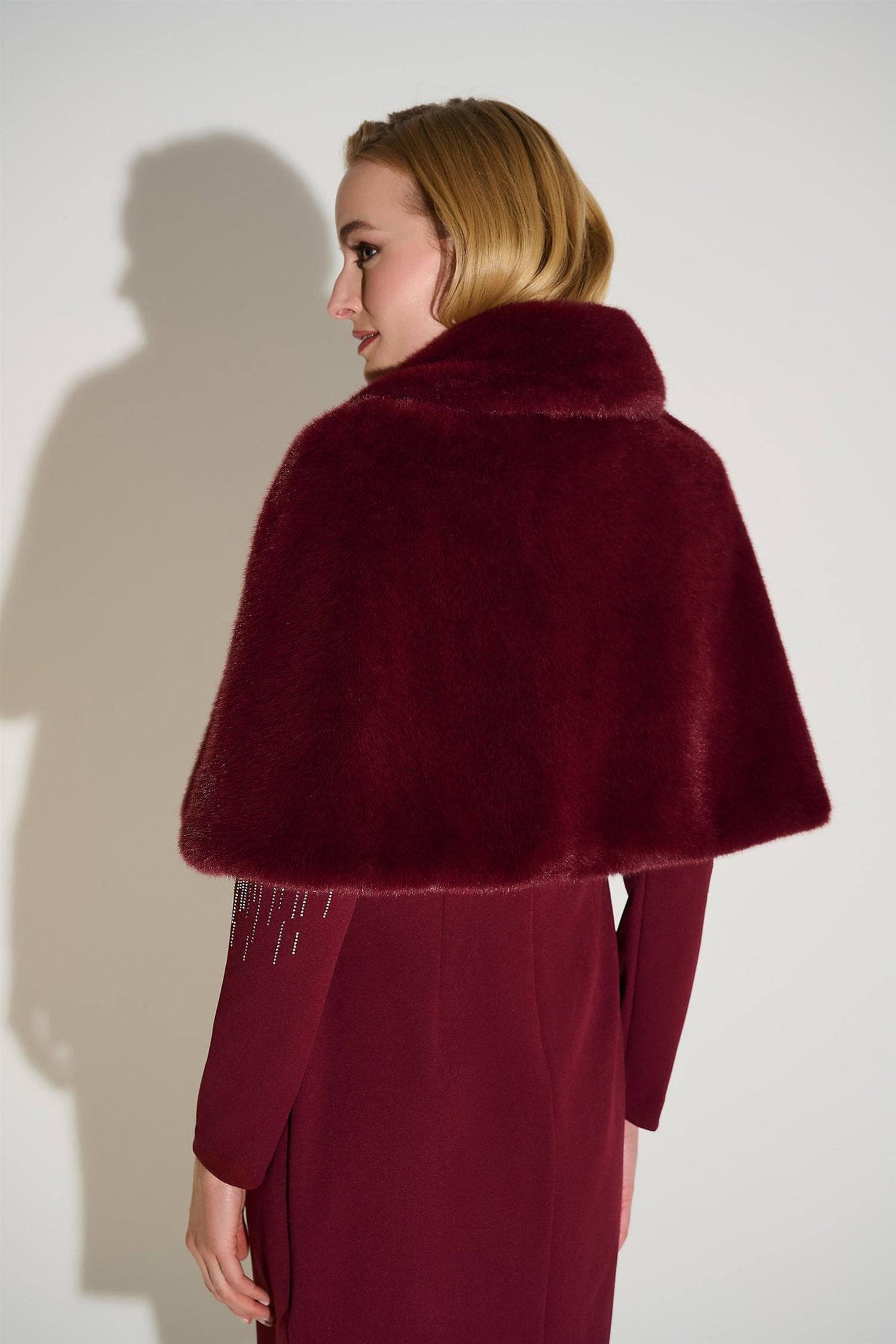 Signature | Faux Fur Cape with Crystal Brooch, Merlot fra Joseph Ribkoff - bilde 4
