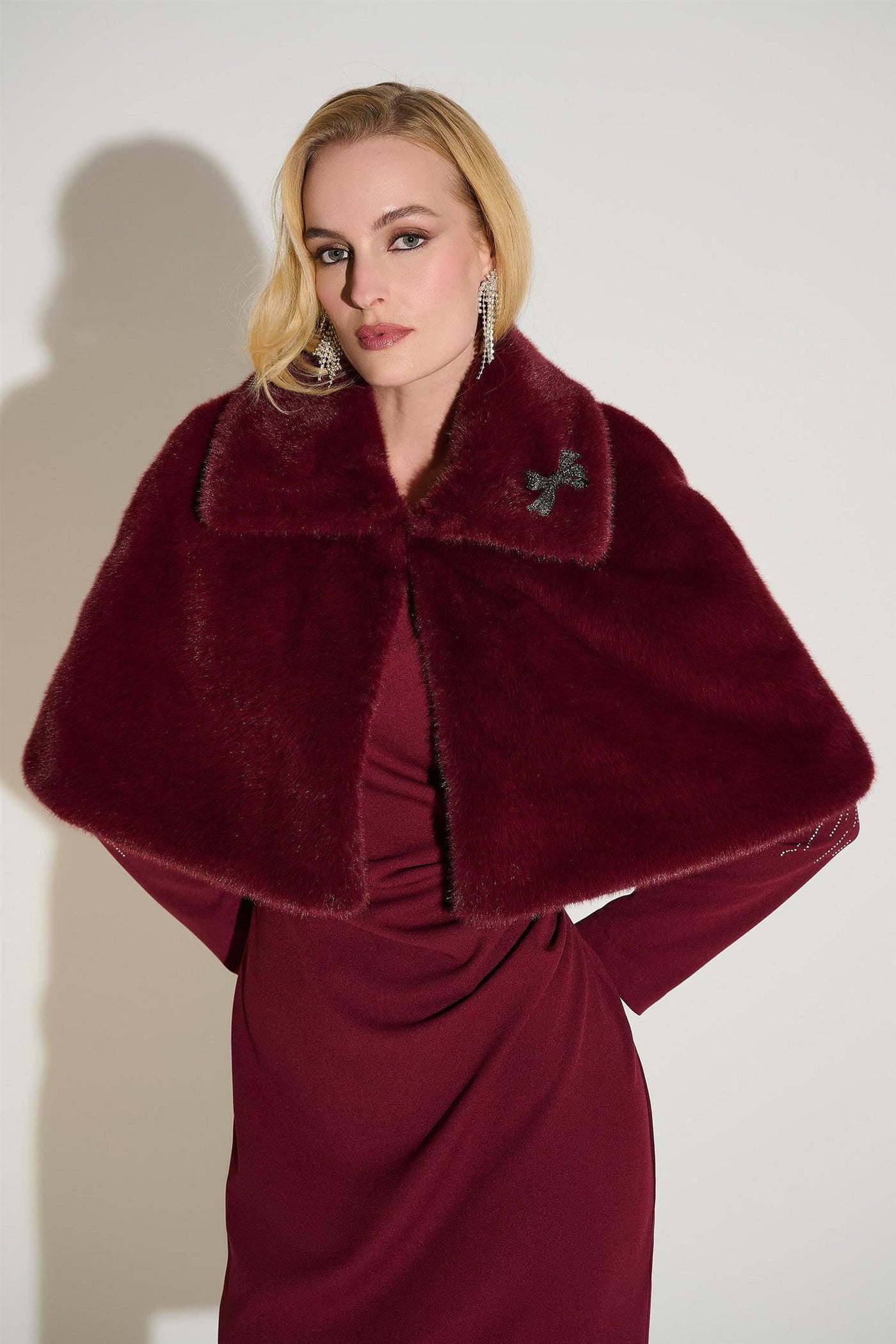 Signature | Faux Fur Cape with Crystal Brooch, Merlot fra Joseph Ribkoff hos Tråkk Inn