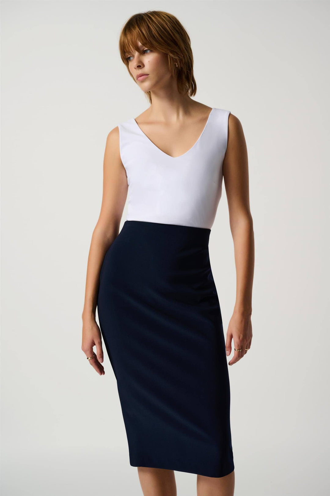 Joseph Ribkoff marineblå skjørt - på modell 2