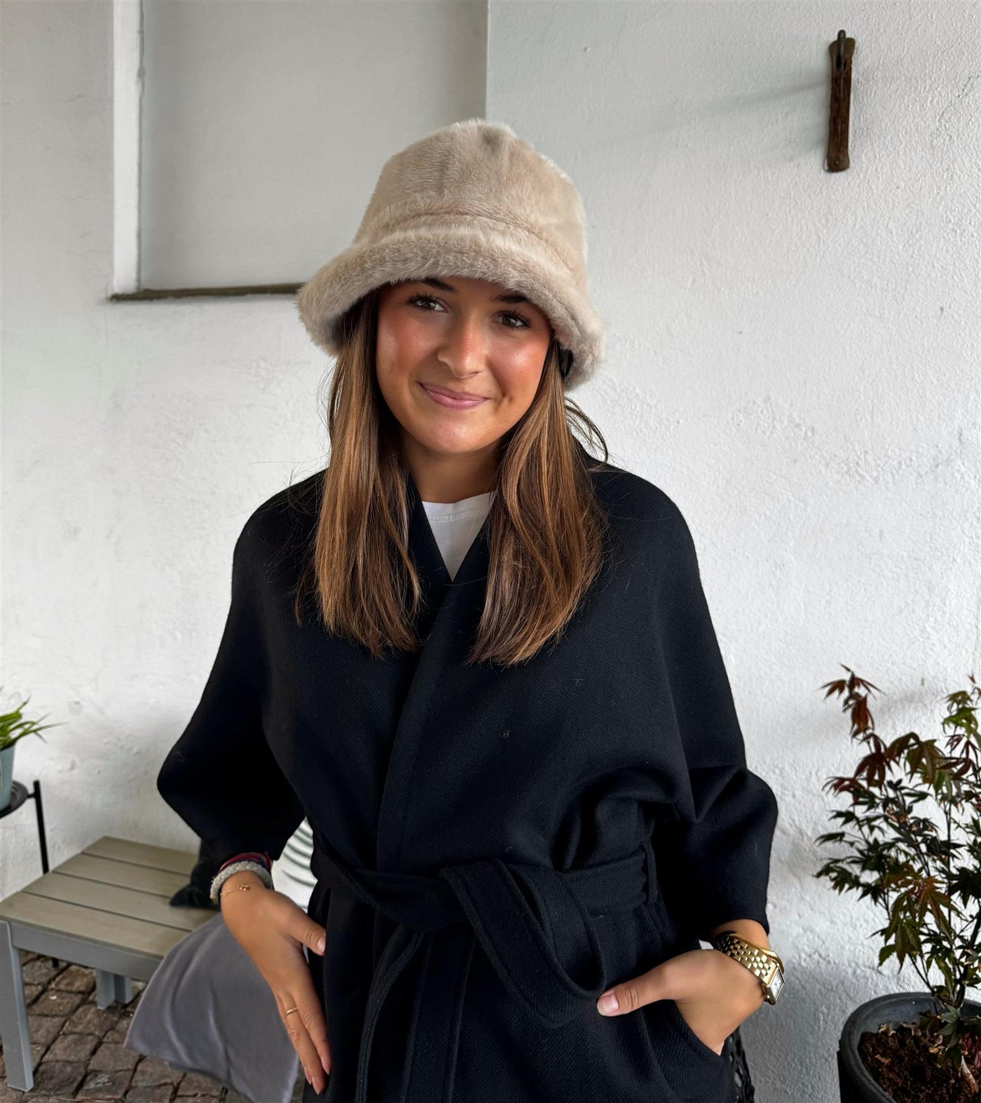 Faux Fur Bucket Hat, Almond fra Joseph Ribkoff hos Tråkk Inn