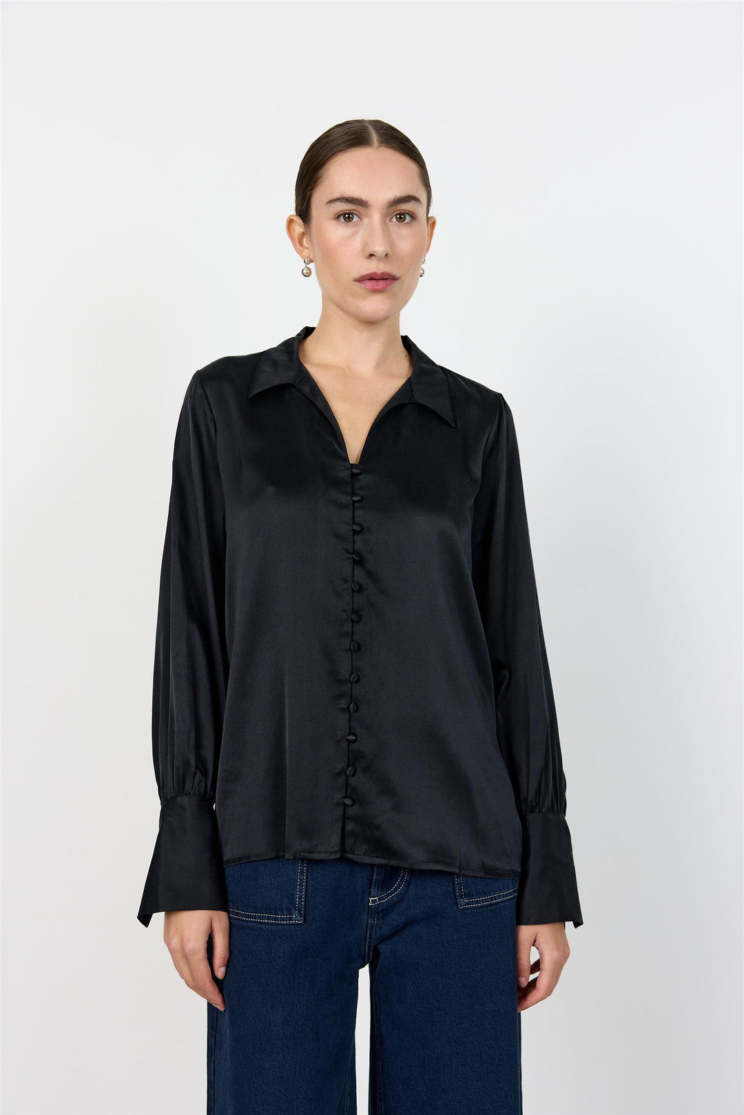 Levetè Room svart bluse - på modell