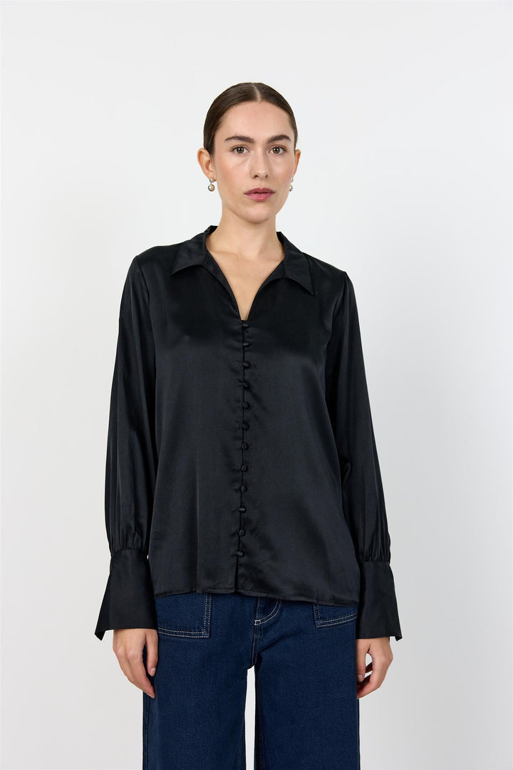 Levetè Room svart bluse - på modell