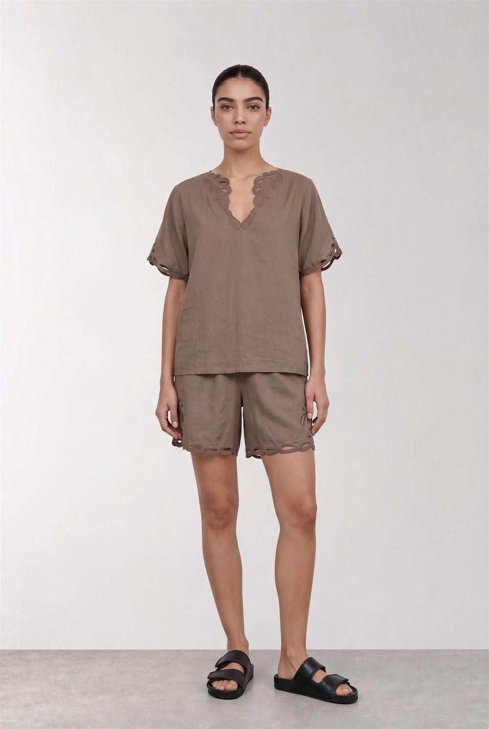 Levetè Room brun bluse - på modell forfra