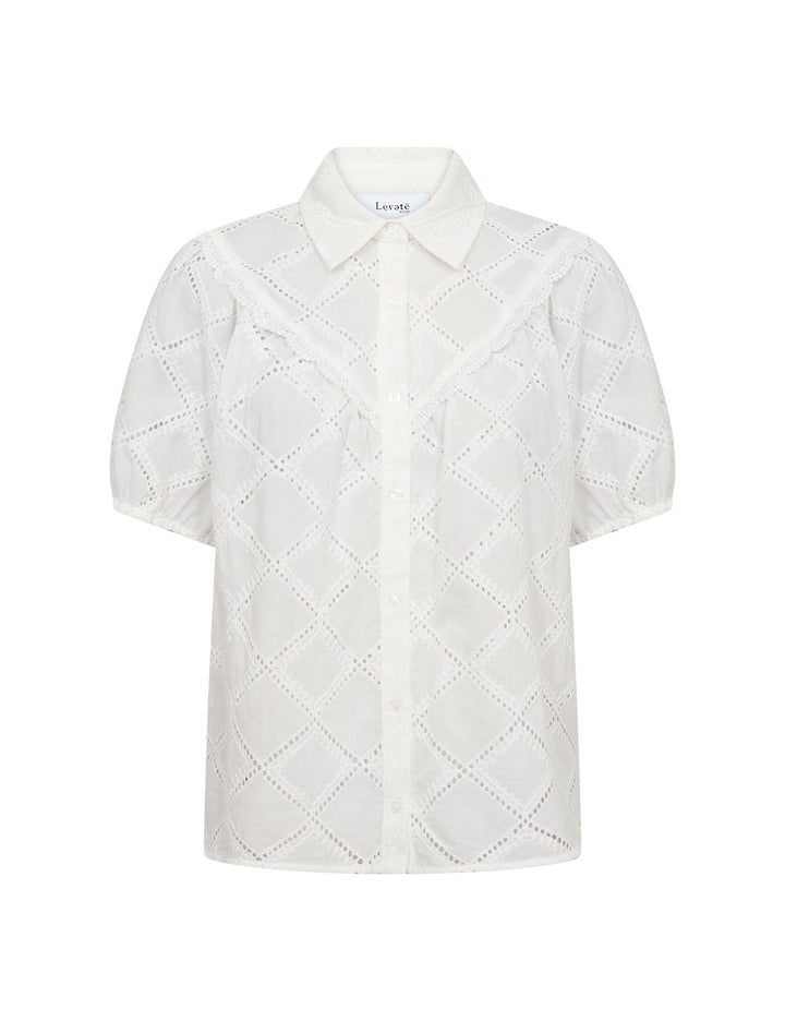 Hvit skjorte med brodert diamantmønster og korte puffede ermer, frontsett på hvit bakgrunn